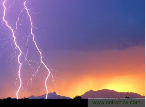 【導(dǎo)讀】處于空間變化的強(qiáng)電磁場(chǎng)中的物體，由于電磁感應(yīng)，在其內(nèi)部就會(huì)產(chǎn)生很高的感應(yīng)電動(dòng)勢(shì)，很容易造成意外。現(xiàn)在家用電器的也采取了各種相應(yīng)的防護(hù)措施，特別是雷電的防護(hù)，不要以為在家里的電器就不怕雷電哦，“家里”也不安全的，所以雷天下電器防雷常識(shí)還是不可少的。  家用電器的防護(hù)，除了避免人為損壞外，諸多不可抗力因素所帶來的損壞也要采取相應(yīng)的防護(hù)措施，特別是雷電的防護(hù)。雷電流在50～100微秒的時(shí)間內(nèi)，從０變化到幾萬安，再由幾萬安變化到０，在其周圍空間會(huì)產(chǎn)生瞬變的強(qiáng)電磁場(chǎng)。處于空間變化的強(qiáng)電磁場(chǎng)中的物體，由于電磁感應(yīng)，在其內(nèi)部就會(huì)產(chǎn)生很高的感應(yīng)電動(dòng)勢(shì)。以前，由于它的成災(zāi)概率極小，沒有引起人們的注意，但隨著微電子技術(shù)的重大進(jìn)展，超大規(guī)模集成電路誕生，它的能耗小、靈敏度極高等特點(diǎn)，使得其容易被損壞。          在建筑物內(nèi)，大量布設(shè)著各種導(dǎo)體線路。當(dāng)建筑物遭受雷擊或其周圍發(fā)生雷擊時(shí)，雷電流將在建筑物內(nèi)部空間產(chǎn)生瞬態(tài)磁場(chǎng)脈沖，這種磁場(chǎng)脈沖干擾上述回路后，將在回路中感應(yīng)出瞬態(tài)過電壓，危及這些回路相連的設(shè)備。雖然建筑物做好了防雷措施，但建筑物不可避免的會(huì)出現(xiàn)露洞。比如大面積的門窗可以讓電磁波入侵來去自由，輸電線路引雷入室等等。甚至有些電器還是露天使用的，因此應(yīng)做好電器防雷。 6   電力系統(tǒng)因其裸露而置于高空，是最易遭受雷擊的。20世紀(jì)初，在電力系統(tǒng)應(yīng)用到輸電線中上時(shí)創(chuàng)造了避雷線，即接閃器是一根或兩根架設(shè)在輸電線上方的接地鋼線，也就是前面所稱的“避雷線”。由于它簡(jiǎn)單有效，所以在房屋建筑上也推廣了這種形式的接閃器，將它安裝在房屋上容易發(fā)生雷擊的地方，起到避雷的作用。現(xiàn)在許供電線路采用地下電纜，對(duì)防雷有了很大的幫助。但高壓運(yùn)輸還是必須架空明線，因此，必須使用避雷線。          人們通常用過壓保護(hù)器來保護(hù)電器。其防雷原理是：這種保護(hù)器有兩個(gè)端口，電器電源火線與零線分別各接保護(hù)器的一個(gè)端口，每個(gè)保護(hù)器另一端再接地，通過間隙擊穿達(dá)到對(duì)地放電的目的。在正常工作電壓下，避雷器間隙不會(huì)被擊穿，當(dāng)過電壓沿導(dǎo)線傳過來危及被保護(hù)設(shè)備的過電壓時(shí)，避雷器間隙很快被擊穿，對(duì)地放電，使大量的電荷都泄入到大地，從而限制了被保護(hù)設(shè)備的輸入電壓，起到了保護(hù)設(shè)備的作用。過電壓過去以后，間隙能迅速恢復(fù)，使電器正常工作。一些高檔的電器自帶保護(hù)器，但是還有許多的電器沒有這一裝置。因此，應(yīng)在入戶電線接上保護(hù)器。在雷暴天氣時(shí)，如果沒有特別的用電要求，最好將入戶總閘關(guān)閉。          微電子技術(shù)的發(fā)展，用電器大量使用集成電路。雷電發(fā)生時(shí)的電磁效應(yīng)是集成電路的克星。而現(xiàn)在使用集成電路最多的莫過于計(jì)算機(jī)了，為了防止電磁感應(yīng)對(duì)其的破壞，計(jì)算機(jī)的主機(jī)外殼一般由金屬制成。利用金屬的靜電屏蔽和對(duì)電磁波的趨膚效應(yīng)，對(duì)防止感應(yīng)雷有很好的效果。