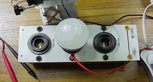 電燈泡內通有交流電，為什么看不到燈泡在閃爍？