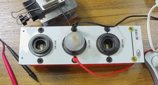 電燈泡內通有交流電，為什么看不到燈泡在閃爍？