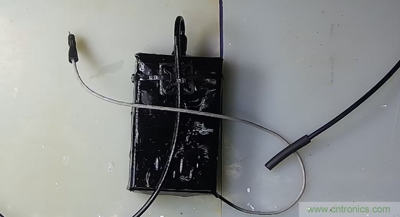 電燈泡內通有交流電，為什么看不到燈泡在閃爍？